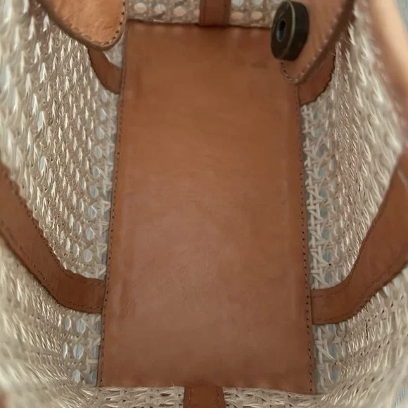 Elegant Tan Woven Tote Bag - Picture 3 of 4